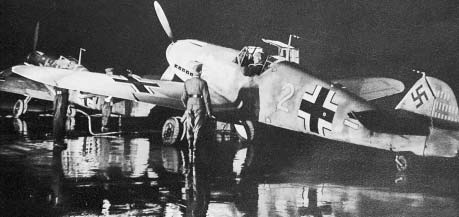 STODEVÍTKY V BOJI Noční scéna, vyfotografovaná pravděpodobně pouze pro propagandistické účely, nicméně pěkně dokumentující to, jak mohly vypadat letouny Bf 109F používané pro noční stíhání v rámci