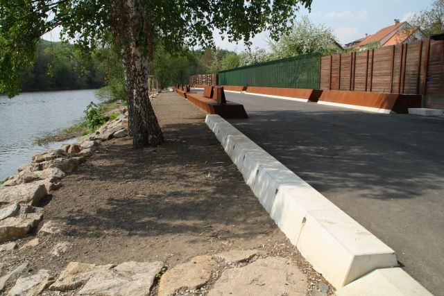 nachází přímo na nábřeží, jsou lavičky ve tvaru jízdních kol a dokonce cyklistický kolotoč. Pod hrází je pak umístěno torzo lodi, ve kterém si také každý svým způsobem vyhraje.