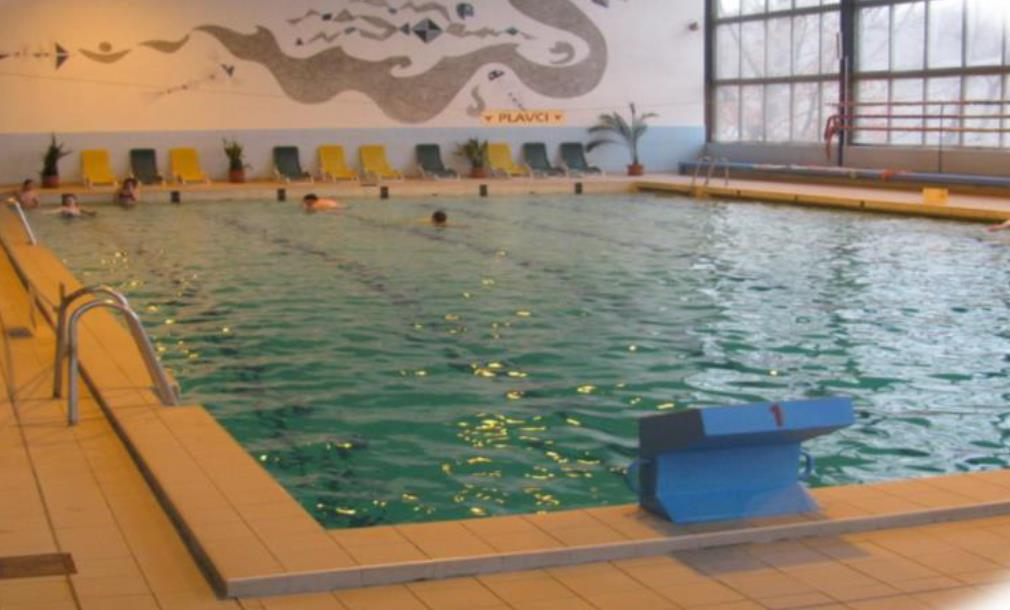Součástí zařízení je sportovní komplex, kde mimo jiné probíhá také výuka tělesné výchovy našich žáků (tělocvična - celková plocha 760 m2, krytý bazén - 25 m, posilovna a školní jídelna).