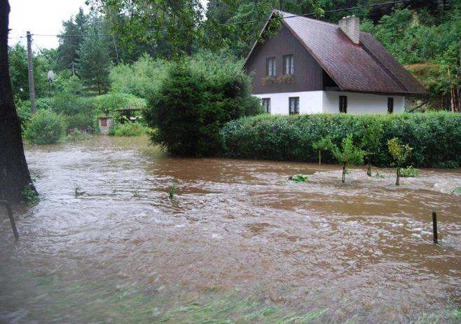 Voda tekla s kopců, lesů a polí nad obcí, přehnala se potoky, rybníkem, silnicí a nakonec domy.