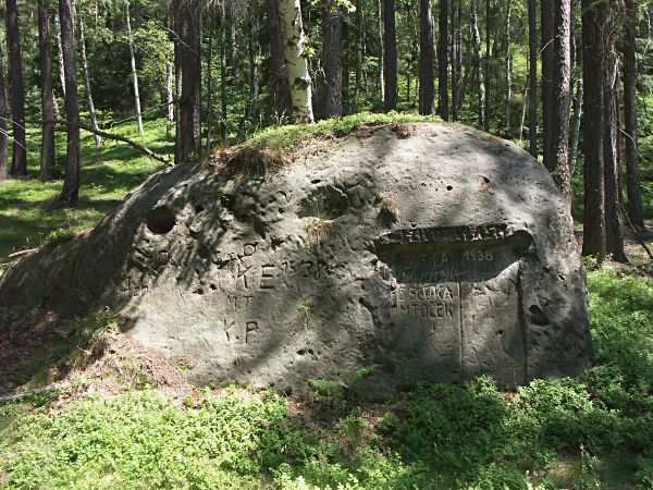 hlavního kuželu. Zámecký vrch, zalesněný vrchol kopce. Skalka se jmény vojáků z roku 1938 na jihozápadním svahu kopce.