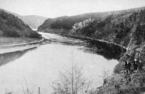 A ještě jedno srovnání Svatojánské proudy na Vltavě před stavbou přehrady a invazí chat, stav kolem roku 1910 (dobová pohlednice). Velkolepá krása jako někde na Yukonu.