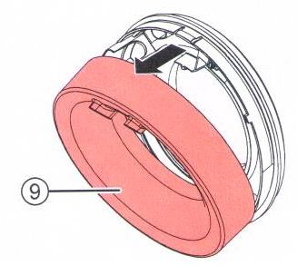 Zamáčkněte gumové těsnění až na doraz do objímky ventilátoru. Nastavte otvory (12) pro přivedení kabelů v gumovém těsnění a v objímce ventilátoru tak, aby se navzájem překrývali.