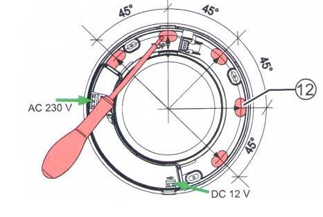 RIZIKO Odkryté vodiče elektrického napětí. Nebezpečí úrazu elektrickým proudem nebo přehřátí přístroje z důvodu elektrického zkratu (230 V, 50 Hz).