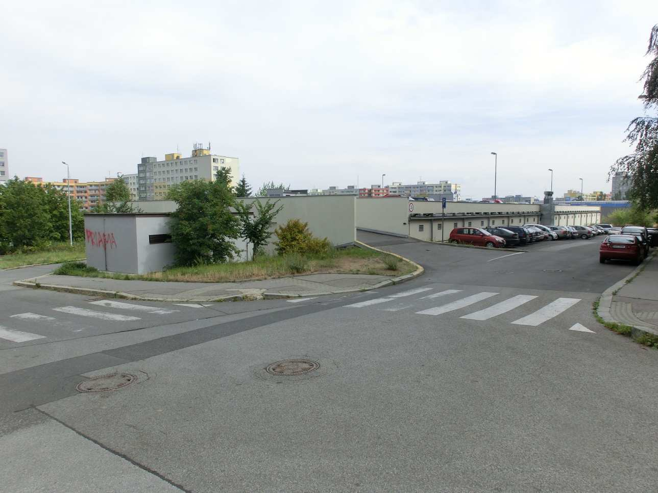 parkoviště je řešen rampou z Brdičkova, a v tabulce 4 jsou také všechna místa přiřazena k této ulici.