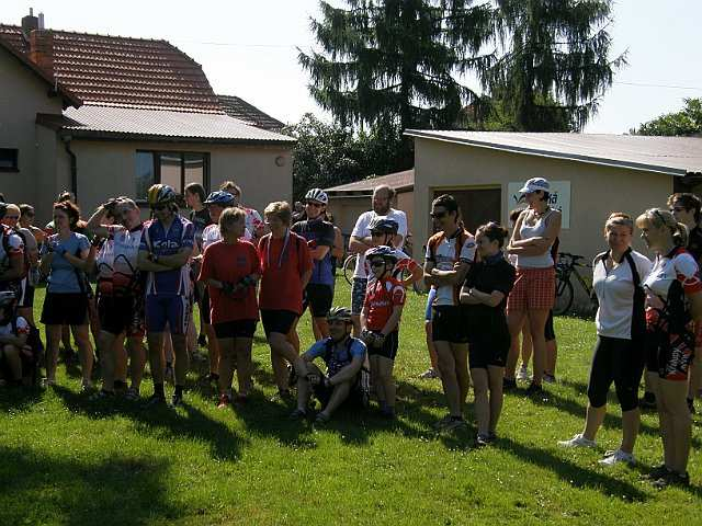 Start a cíl byl na turistické základně u koupaliště. V deset hodin vyráží první desítka dvojic do terénu, to se opakuje ještě třikrát.