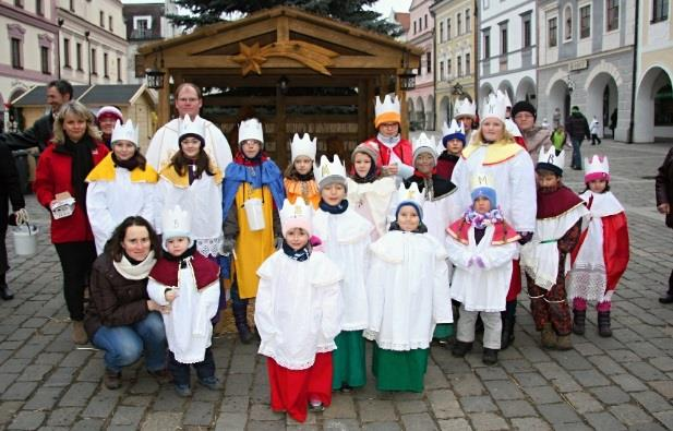 Božího syna. Lidem popřáli šťastný nový rok, zazpívali koledu, věnovali drobný dárek a při tom poprosili o příspěvek do zapečetěné pokladničky s logem Charity ČR.