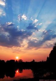 1 Krepuskulární paprsky Krepuskulární paprsky vznikají nejčastěji, pokud je slunce zastíněno mrakem, nebo se mrak nachází v jeho blízkosti. Paprsky vybíhají paralelně z jednoho místa.