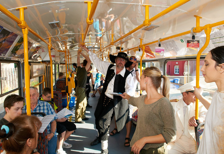 Na zahájení sezony upozornil divadelní happening v první zářijový den veselá divadelní tramvaj, kde se lidé setkali s herci, hudebníky a tanečníky.