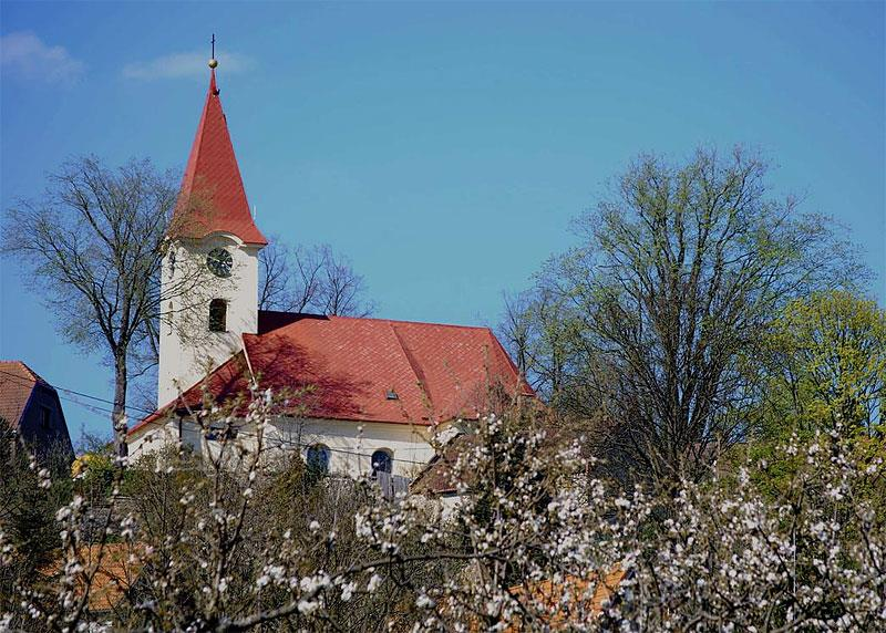 Kostel sv. Máří Magdalény Je jednou z výrazných dominant obce. V roce 1490 kostel založily dvě sestry, zřejmě majitelky holštejnského panství.