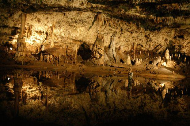 V údolí se také nachází velké množství jeskyní a závrtů. Císařská jeskyně Jeskyni objevil v roce 1748 jeden z průkopníků speleologie Johannes Anton Nagel.