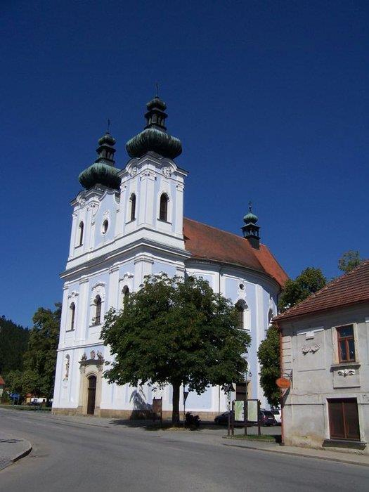 V kapli se nacházela socha Panny Marie, které byly přičítány zázraky a za kterou se sjížděli poutníci z širokého okolí.