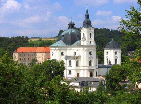 Kalvodův kříž Kalvodův kříž Byl postaven v roce 1771 rodinou Kalvodů z Drnovic u Vyškova jako památka zachránění od moru.