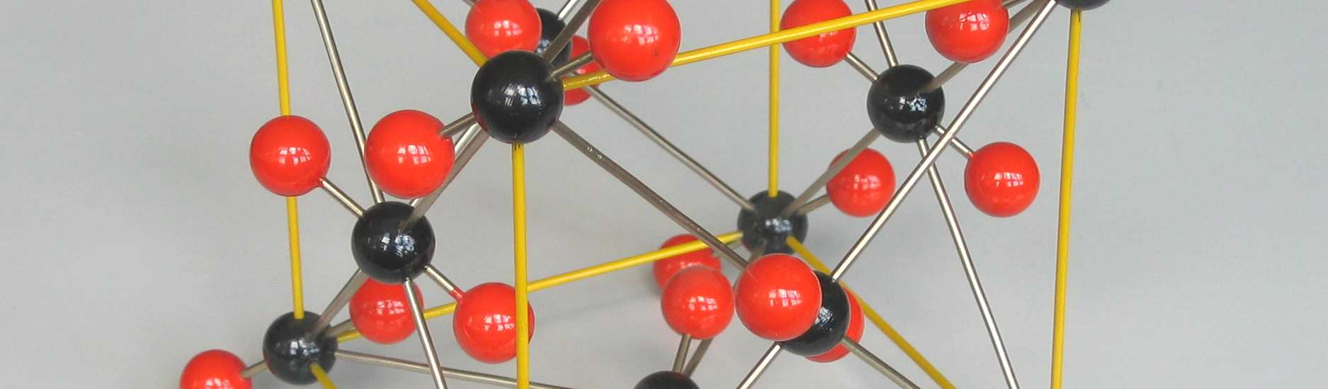 V modelech jsou atomy (nebo ionty) znázorněny jako kuličky rozlišené