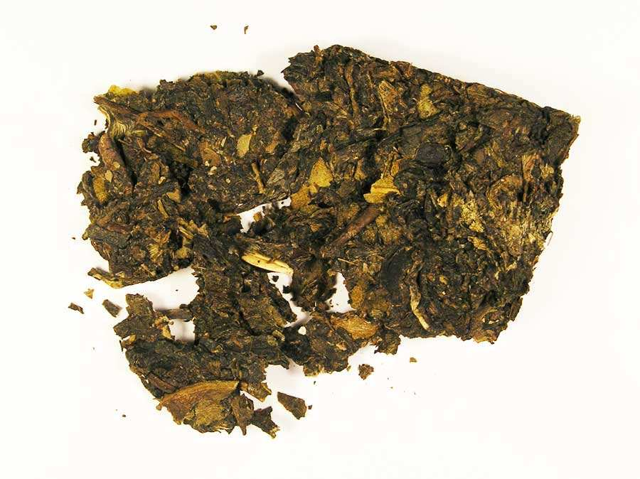 2. Yunnan Xiaguan Zhuan Cha 2010 (sheng Pu-erh lisovaný do tvaru cihly / "Tibetská cihla") Čína, provincie Jün-nan, netříděný nalámaný list pevně slisovaný do cihly