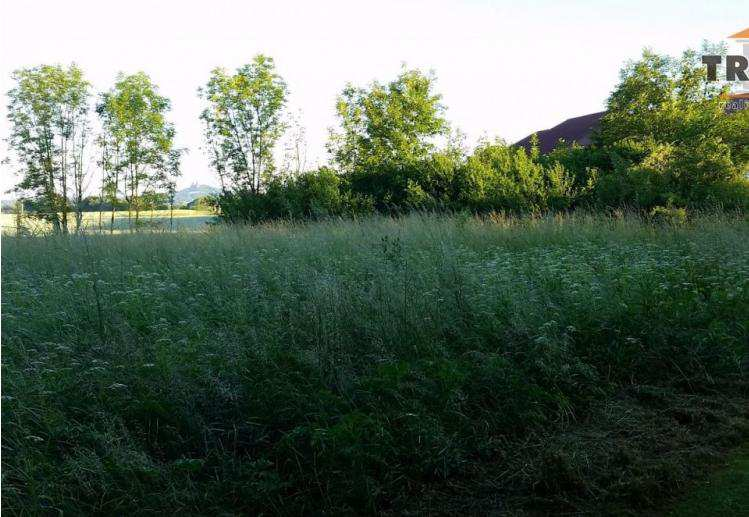 Příjezd k pozemku po zpevněné obecní komunikaci. Elektřina a voda nedaleko pozemku.