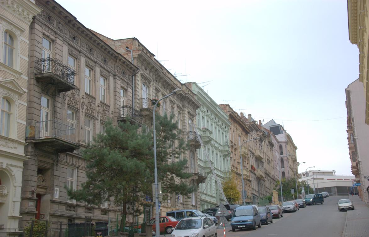 Obr. 38: Lichá strana ulice Antonína Slavíka stoupající k