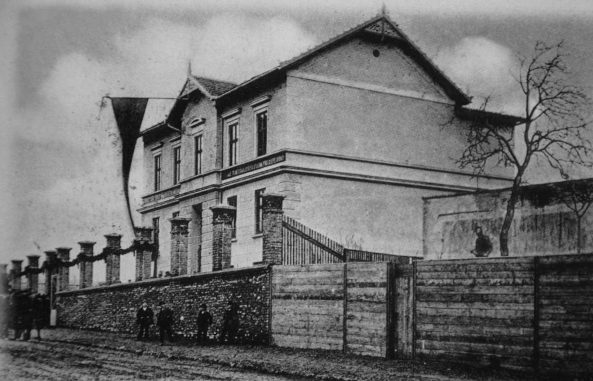 Obr. 48: Původní budovy dětské nemocnice na Černopolní kolem roku 1900. 382 Obr.