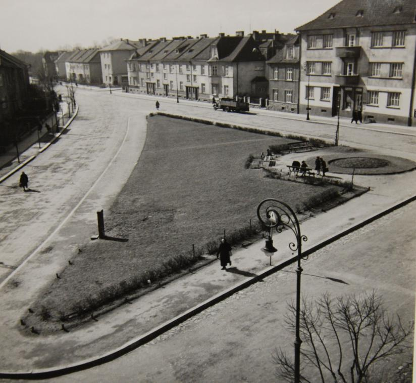 Obr. 98: Pohled na plochu před základní školou na Jugoslávské v roce 1940.