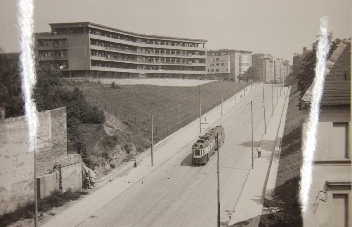 Obr. 108: Dobudovaná část Merhautovy ulice s novou Dětskou nemocnicí od Bedřicha Rozehnala v roce 1957. 414 1 2 Obr. 109: Okolí Tišnovky v Černých Polích kolem roku 1924.