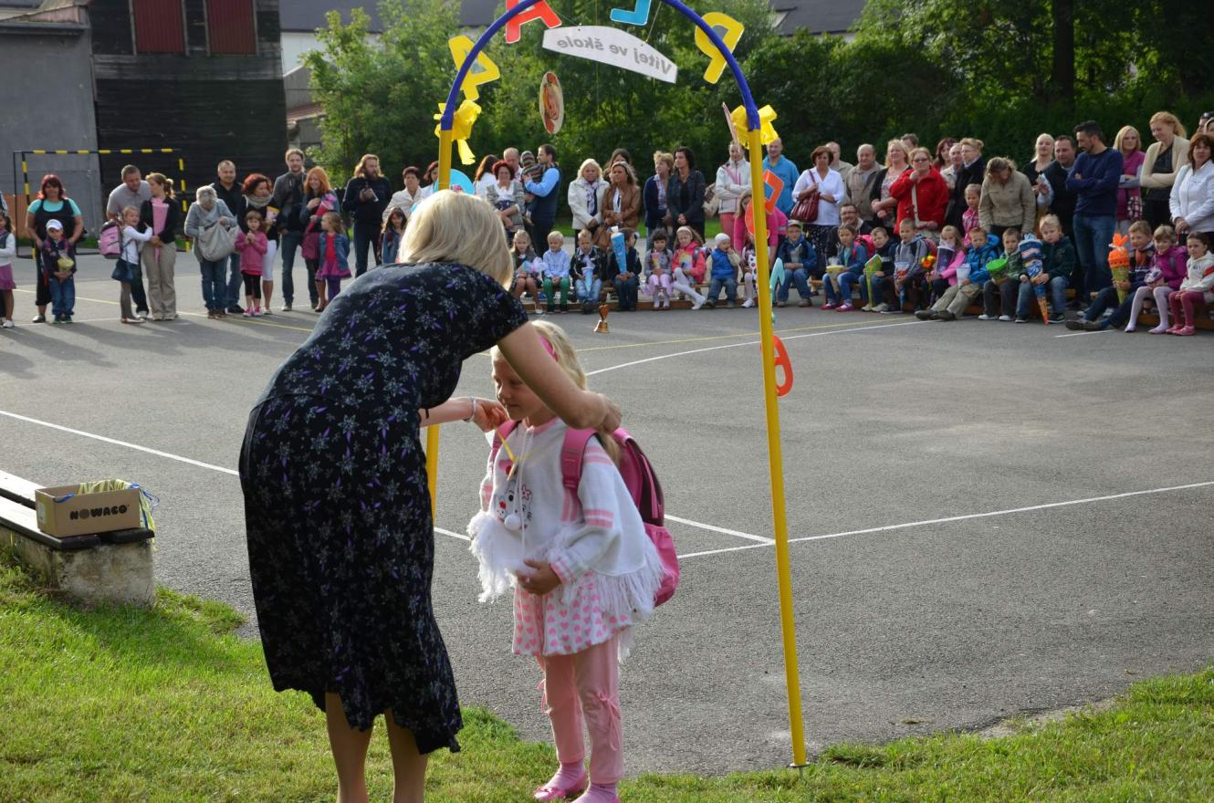 naši prvňáčci vítáni pracovníky školy,