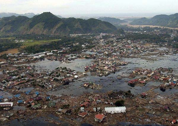 PŘÍRODNÍ KATASTROFY - TSUNAMI TSUNAMI Některá zemětřesení na mořském dnu bývají doprovázena ničivými vlnami, které pustoší pobřeží.