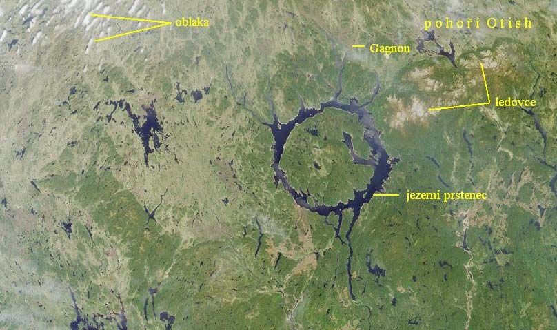 n.m. Kara-Kul vzniklo po dopadu meteoritu přibližně před 25 milióny let s odhadovaným průměrem kráteru 45 kilometrů. Obraz byl pořízen v pravých barvách družicí Landsat 7.