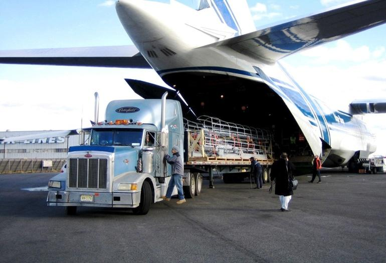 Letecká nákladní přeprava U letecké přepravy se dělí zásilky na expresní a standardní (ekonomické).