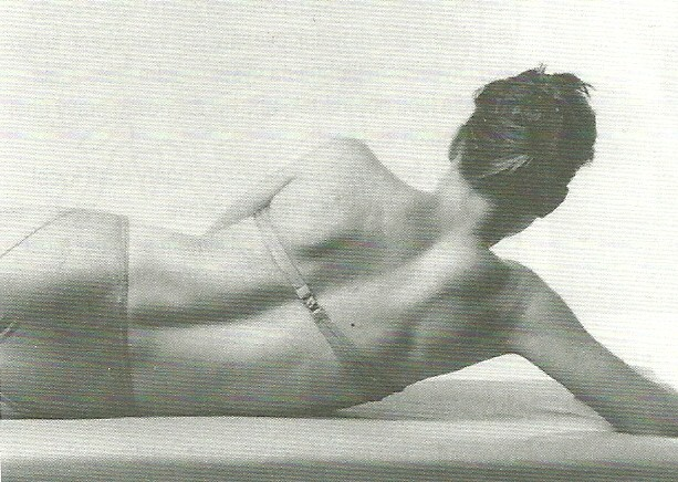 2. způsob Základní poloha: Leh na boku, spodní noha pokrčmo, hlava spočívá na spodní paţi vzpaţené pokrčmo, vrchní paţe pokrčená připaţmo, předloktí před tělem, ruka je opřená před tělem, pánev