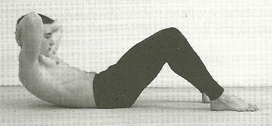 Ruce Test: Dle Bursové (2003) se cvičící s výdechem postupně zvedá tahem, dokud se nezačne zvedat pánev od podloţky.