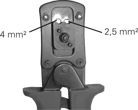 9) Place the metal part of the female or male coupler in the guide for the appropriate cross section. Insert the wire into the crimping sleeve as far as it will go.