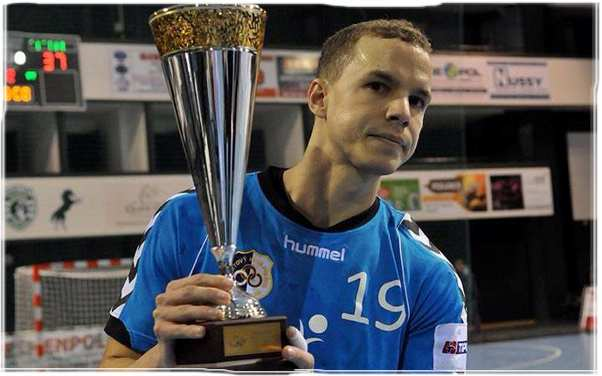 ženskú zložku - svoju činnosť rozvíja v Bratislave aj v jej okolí Najväčšie úspechy - semifinalista EHF Challenge Cup v kategórii žien (2008) - trojnásobný majster Slovenska v kategórii žien (2008,