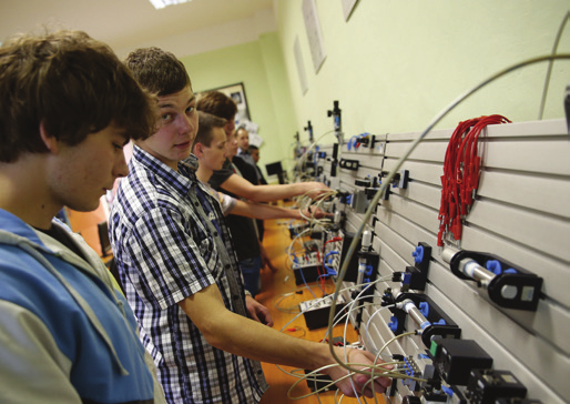 Ponuka študijných odborov pre školský rok 2014/2015 2387 M mechatronika PROGRAMOVANIE ROBOTOV A MODULÁRNYCH SYSTÉMOV Komplexné poznatky Mnohí mladí ľudia sa zaujímajú o roboty a ďalšie