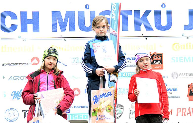Mistrovský titul mezi nejmladšími žačkami těsně o 1,1 bodu vybojovala Anežka ŠMAHLÍKOVÁ z TJ Frenštát p.r., která celkovým ziskem 656,9 patří na 4. místo i v konkurenci chlapců.