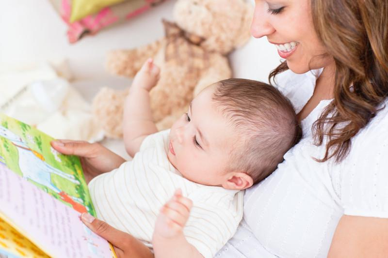 porodnici sadu dětských knih pro miminka a batolata s metodikami pro rodiče, jak číst
