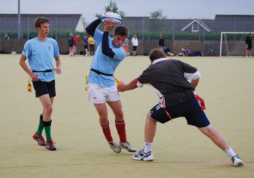rukama, vyhýbací techniky a hra v Kontaktní ragby se hraje v různých počtech. Oficiální název zní "rugby union". Nejrozšířenější a hlavní druh ragby je v počtu patnácti hráčů nebo hráček.