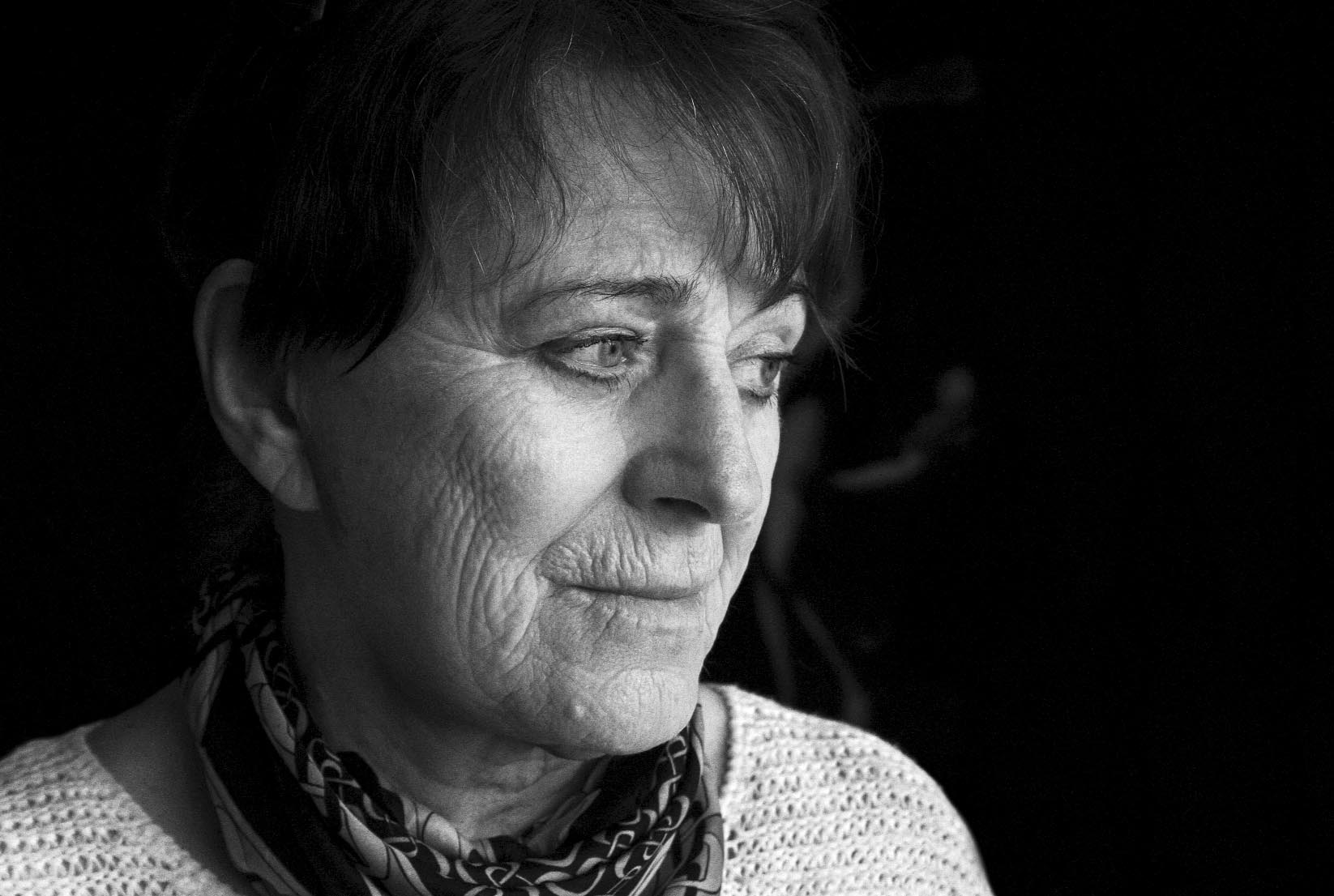 Photo Linda Antalová, 2009 Domek jsi vydupal ze země na zádech dotáhnul postel ořechový stůl vybledlý deštěm novinky za gril a za pár lir Ladislav truhlu Šerý, s červotočem Laserová romance 3 Georges