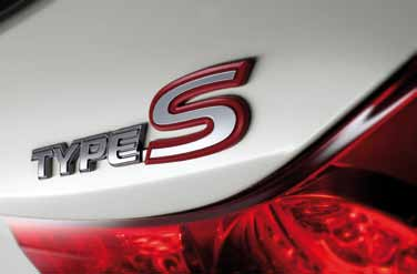17 18 Type S Vyrovnaný automobil výkonný a inteligentný Verzia Type S je vybavená výkonným dieselovým motorom, ktorý vám ponúkne dynamiku a nezabudnuteľný zážitok z jazdy. Motor 2.