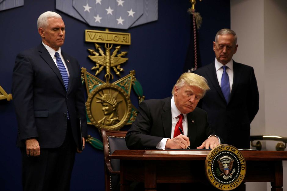 Donald Trump podepisuje dekret proti muslimské migraci.