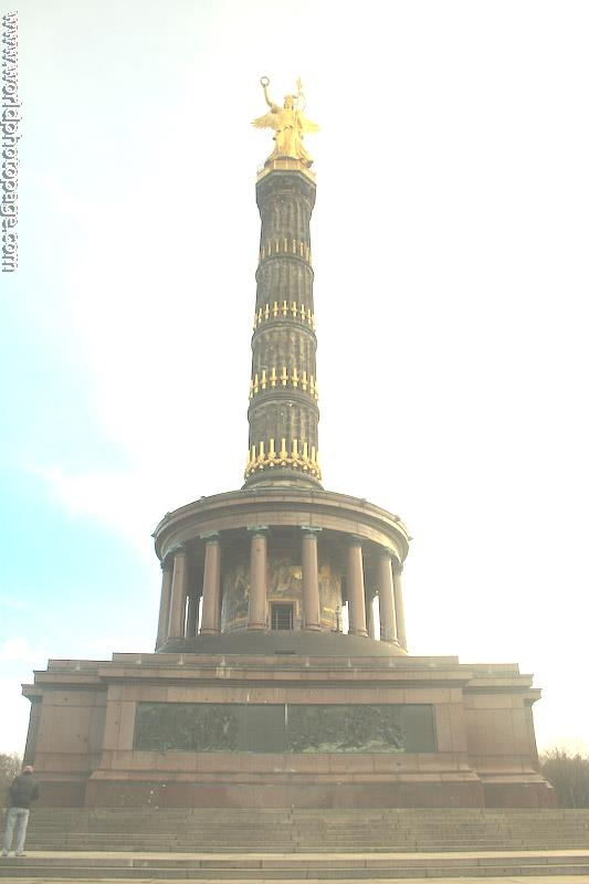 Siegessäule = Za Braniborskou bránou si mohou turisté odpočinout od ruchu Berlína a projít se v převelikém parku Tiergarten, který je zakončen monumentem Siegessäule.