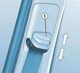 Seřízení výšky vpředu: pro snížení horního ukotvení pásu sevřete ovladač 1 a posuňte ho směrem dolů, pro zvýšení horního ukotvení pásu posuňte ovladač 1 směrem nahoru.