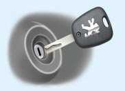 4 VÁŠ PEUGEOT 307 SW VE ZKRATCE KLÍČE Klíčem je možné samostatně odemknout a zamknout přední dveře, uzávěr palivové nádrže a odkládací skřínku.