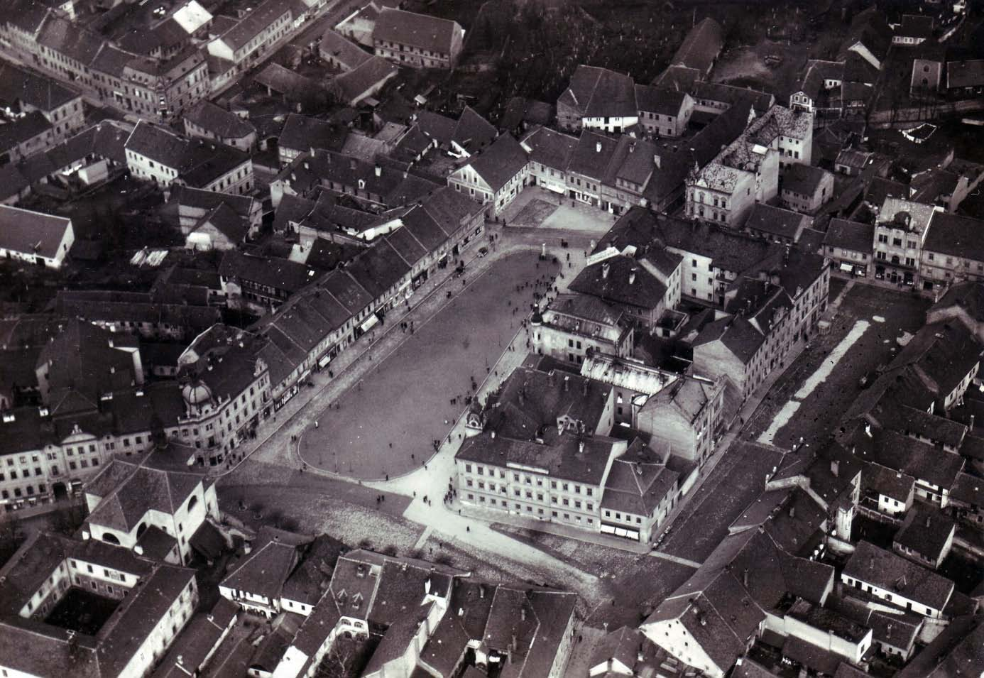 Obr. 2. Letecký pohled na střed města ve 20. letech.