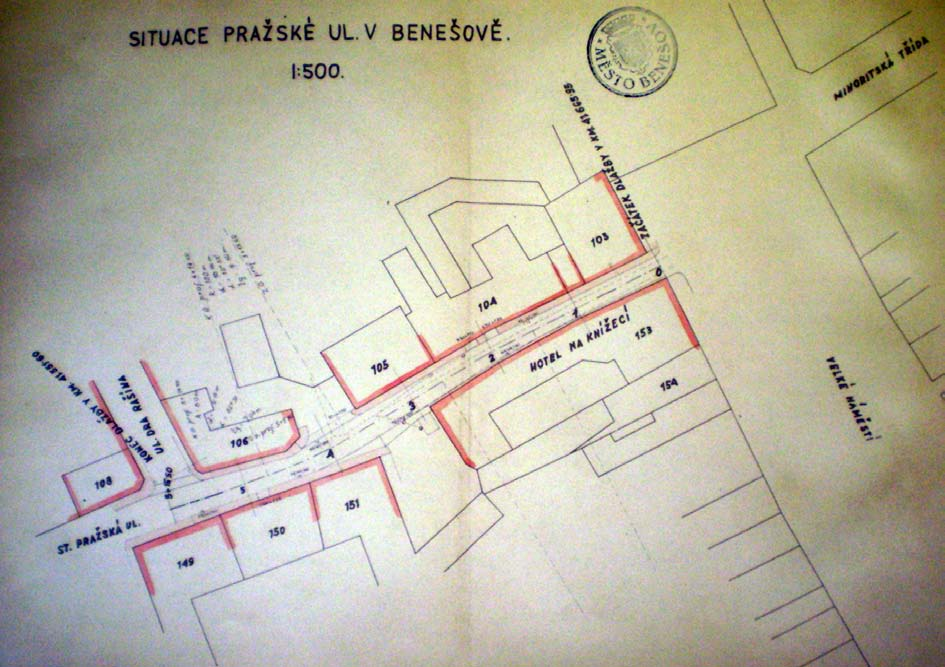Pražskou ulicí od fy. Kratochvíl z roku 1930.