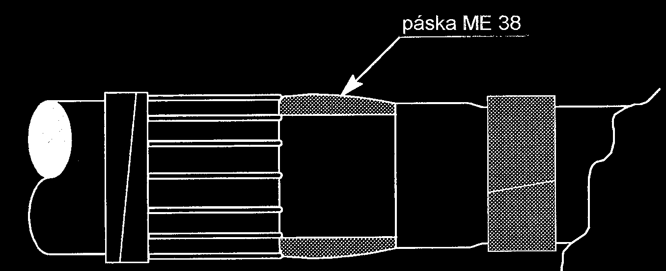 Konce stínících drátů kabelu a drátů stínění tělesa spojky ohněte přes pero zpět a zbytek pera rozviňte. Pero zajistěte ovinutím několika závity PVC pásky. 9.