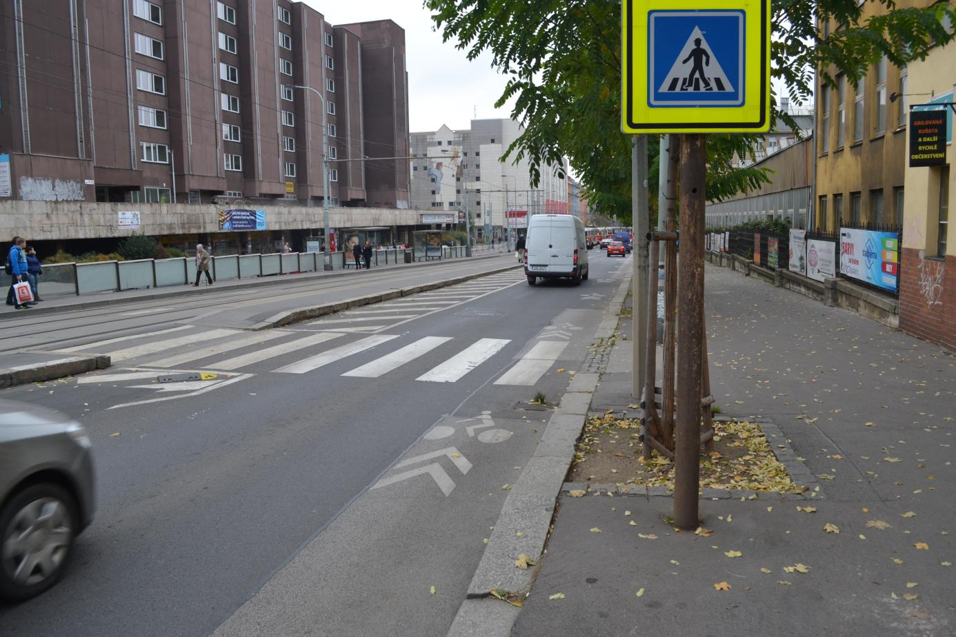 široký pruh pro jízdu. V případě nějaké mimořádnosti je možné použít k nouzovému objetí tramvajový pás, který bude mít živičný kryt. Výhody: Zvýšení bezpečnosti a pohodlí cestujících na zastávce.