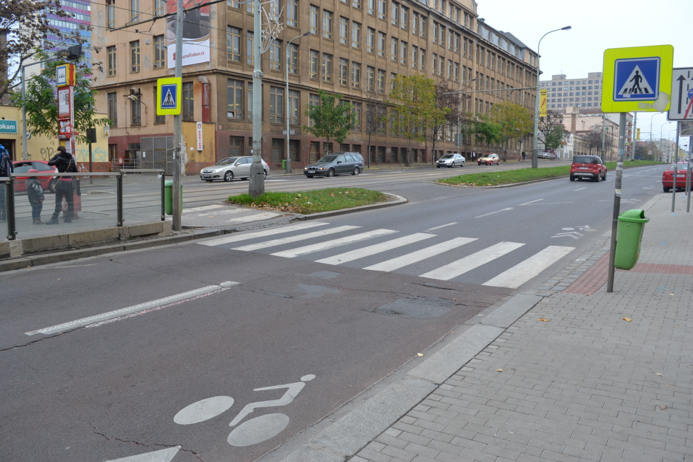 přechodu pro chodce. U zastávky autobusu i přechodu pro chodce byly zřízeny prvky pro nevidomé a slabozraké. Obrázek č. 15 Přechod pro chodce u zastávky Koh-i-noor (ZC) (foto autor duben 20