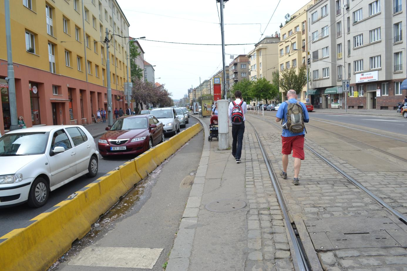 nejde (jako v opačném směru) pouze zakázat levé odbočení, musí se informovat řidiči o zákazu odbočení již na předchozí křižovatce a pomocí dopravních značek ukázat odbočení vlevo přes ulici Karpatská