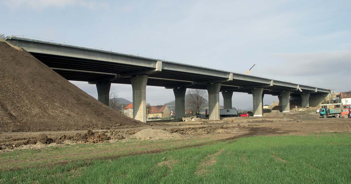 PREFABRIKOVANÉ NOSNÉ KONSTRUKCE DÁLNIČNÍCH MOSTŮ PRECAST SUPERSTRUCTURES FOR MOTORWAY BRIDGES Milan Kalný, Jan Komanec, Václav Kvasnička Nosné konstrukce využívající prefabrikované předpjaté nosníky