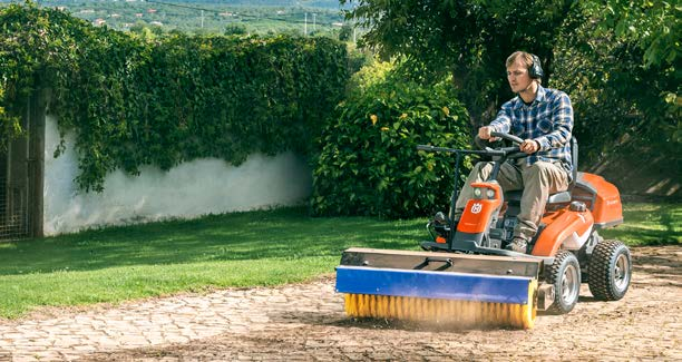 AKUMULÁTOROVÉ STROJE RIDERE, ZÁHRADNÉ TRAKTORY VÝKON, ĽAHKÁ PREVÁDZKA Výkonné, tiché a ľahko ovládateľné stroje pre údržbu zelene kdekoľvek a v každom počasí. Tichý chod bez emisií.